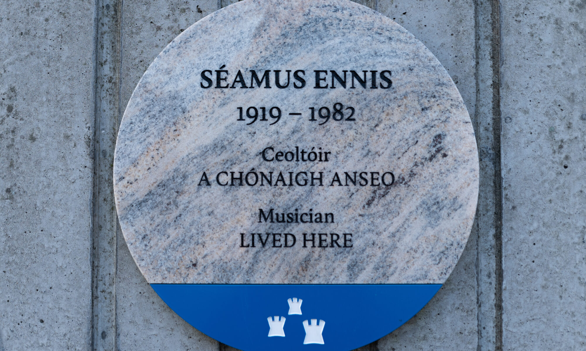 Photograph of Dublin City Council plaque honouring Seamus Ennis