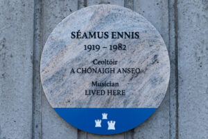 Photograph of Dublin City Council plaque honouring Seamus Ennis
