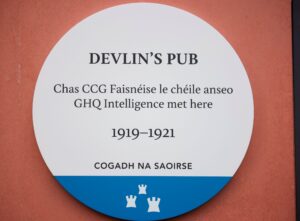Photograph of a Dublin City Council plaque commemorating Devlin's Pub, Parnell Street, Dublin 1.