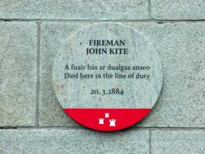 Photograph of a Dublin City Council plaque commemorating Fireman John Kite, at 10 Trinity Street, Dublin 2.