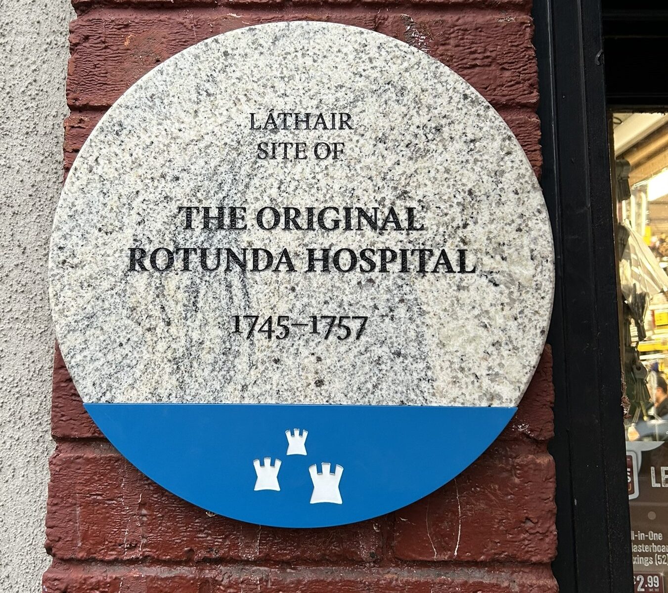 Photograph of a Dublin City Council commemorative plaque at 60 South Great George's Street. The wording on the plaque reads LATHAIR SITE OF THE ORIGINAL ROTUNDA HOSPITAL 1745-1757.