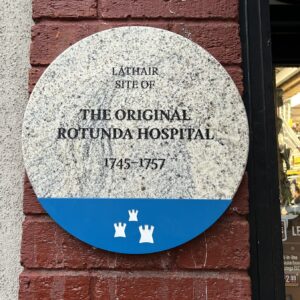 Photograph of a Dublin City Council commemorative plaque at 60 South Great George's Street. The wording on the plaque reads LATHAIR SITE OF THE ORIGINAL ROTUNDA HOSPITAL 1745-1757.